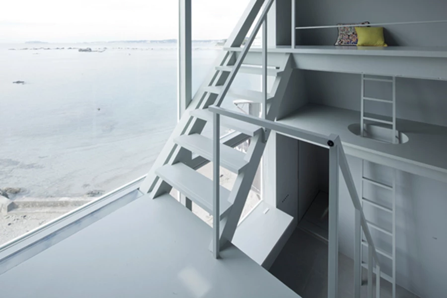 בנוסף לגרם המדרגות: סולם אנכי שנמשך בין הקומות מעניק גישה לחדר השינה וללופט קטן המשמש לאחסון.