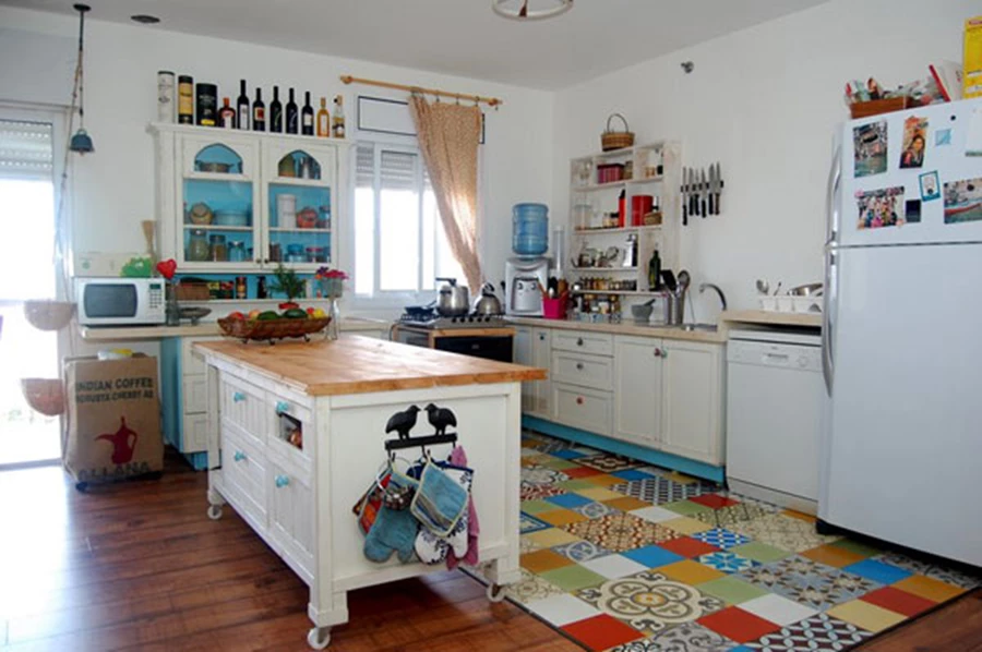 מטבח צבעוני וחמים מתוך בית בכמון  | אדריכלית דורון כלב זילברברג