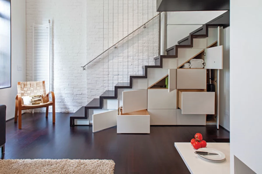 המדרגות אינן משמשות רק לקישור המפלסים ולעידוד זרימת אוויר בדירה, אלא מהוות בעצמן שטח אחסון כשהן מכילות מגירות.