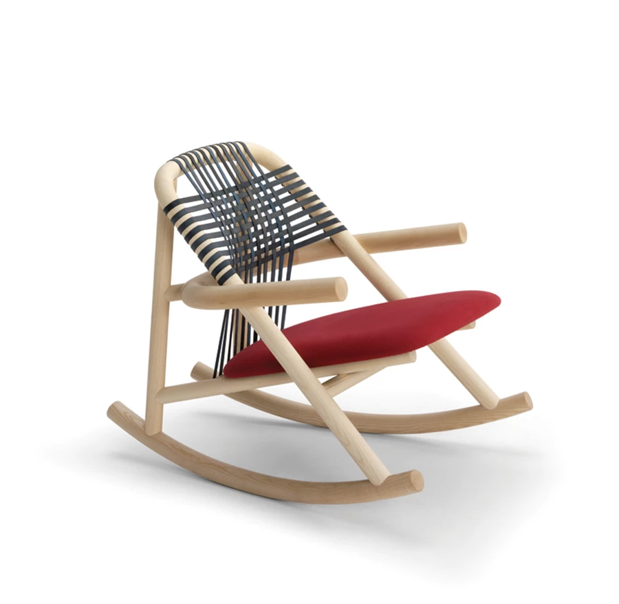 כסא נדנדה המשלב עץ וקליעה שעוצב לחברת VERY WOOD / GERVASONI  חומרים אותנטיים בפרשנות מודרנית