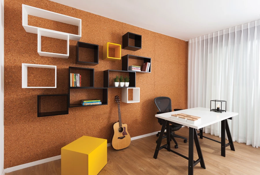 חדר העבודה: חיפוי קירות בלוחות שעם ועליהן קוביות עץ בשחור ולבן. חלק מהחיפוי 