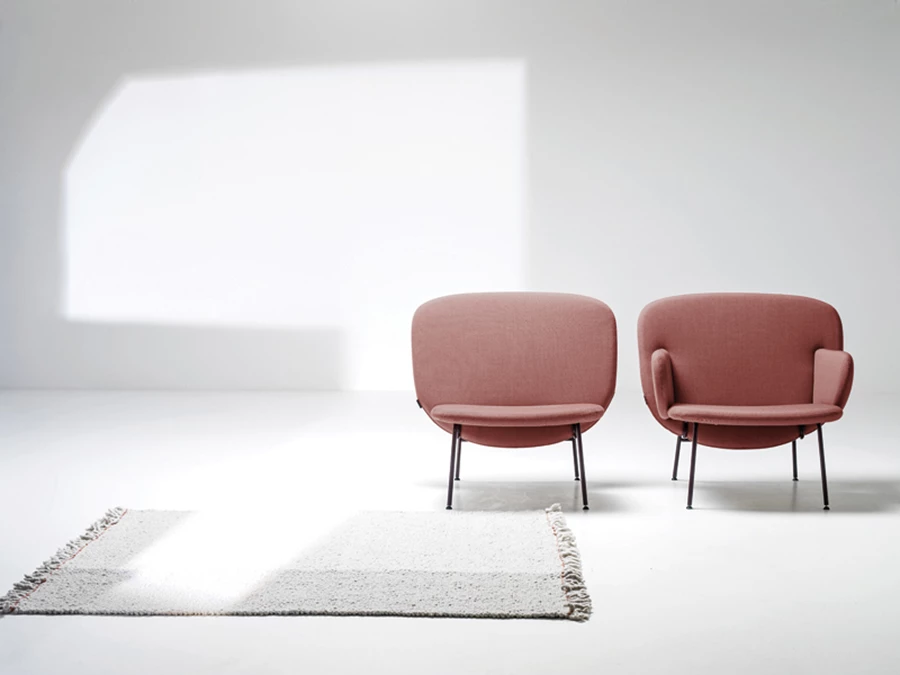 קולקציית כורסאות לחברת LA CIVIDINA, מתוך תערוכת הרהיטים האחרונה במילאנו: עיצוב קליל ועוטף כאחד שנולד בהשראת פרט קטן וטריוויאלי- מתלים המשמשים לתליית צלחות במוזיאונים.  