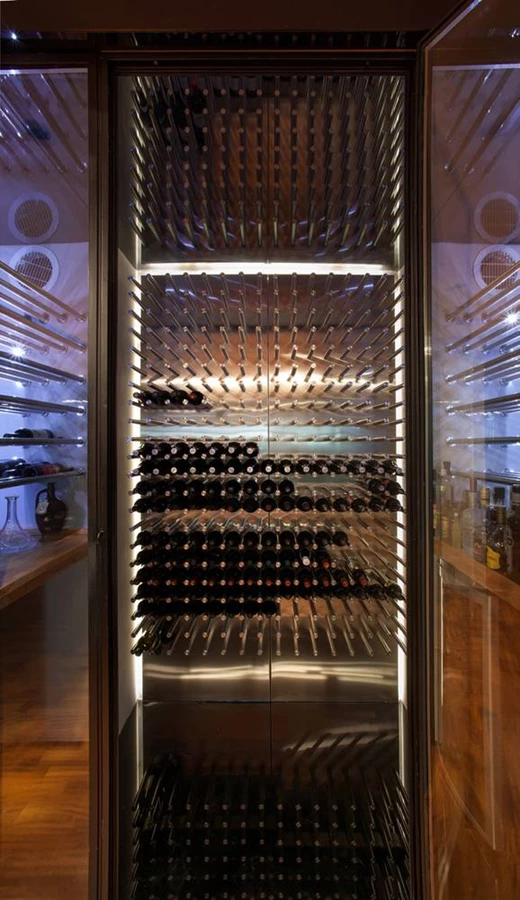 חדר היין מעוצב על טהרת מראות המכפילות את המאוחסן בו ומייצרות נופך קסום. חדר יין: 