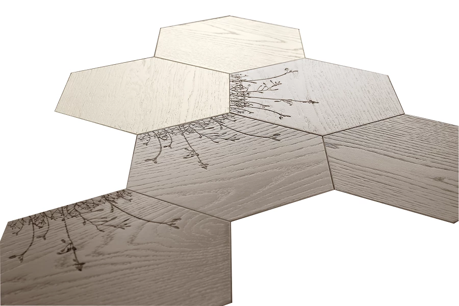 אריחי עץ משושים עם חריטה בוטנית בעיצוב קיקי ואן אייק (Bisazza). צילום: יח