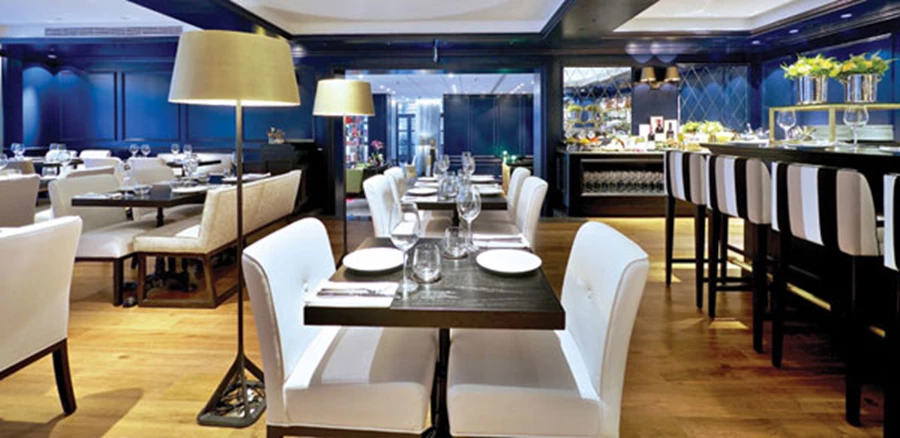 מסעדת BlackStone Bistro & Lounge: אווירה חמימה ועיצוב אלגנטי כיאה למסעדת שף.