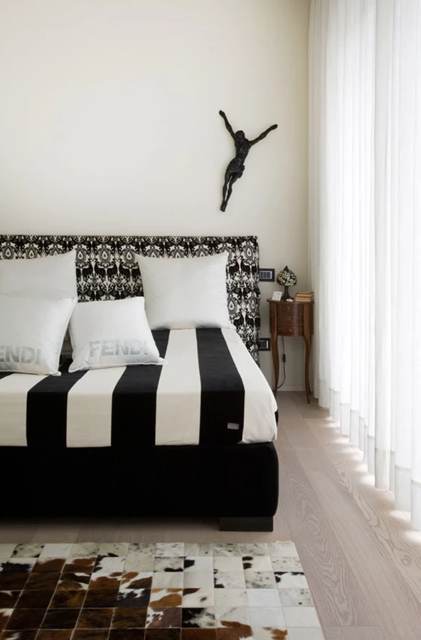 חדר השינה: ריצוץ עץ וגווני שחור לבן כבשאר חללי הבית.