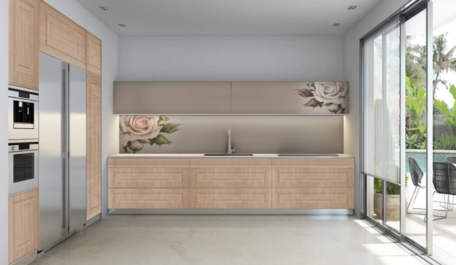 חיפוי זכוכית עם דיגום זהה של פרח מודפס על חזיתות הארונות ועל חיפוי הקיר | בלורן.