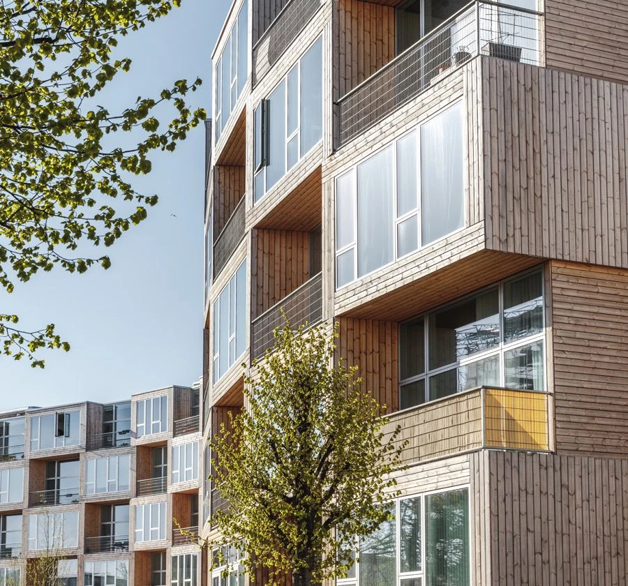 הסידור המודולרי של הדירות מאפשר לכל הדיירים ליהנות ממרפסת שמשקיפה לחצר