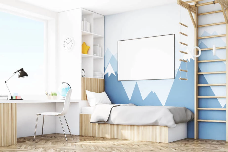 חדר ילדים עם קירות בהירים וניטרליים וקיר אחד בשילוב מדבקות בדוגמא ייחודית