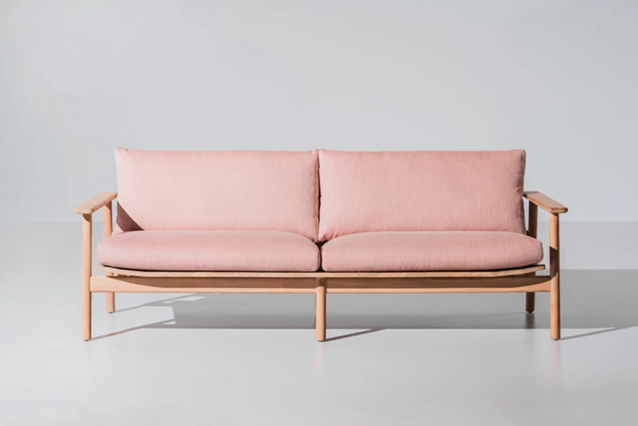 ספה מעודנת וסלונית למראה, עשויה מעץ טיק שניחן בעמידות משובחת בתנאי חוץ וריפוד בורוד רך. עיצוב של ג'אספר מוריסון לחברת KETTAL.