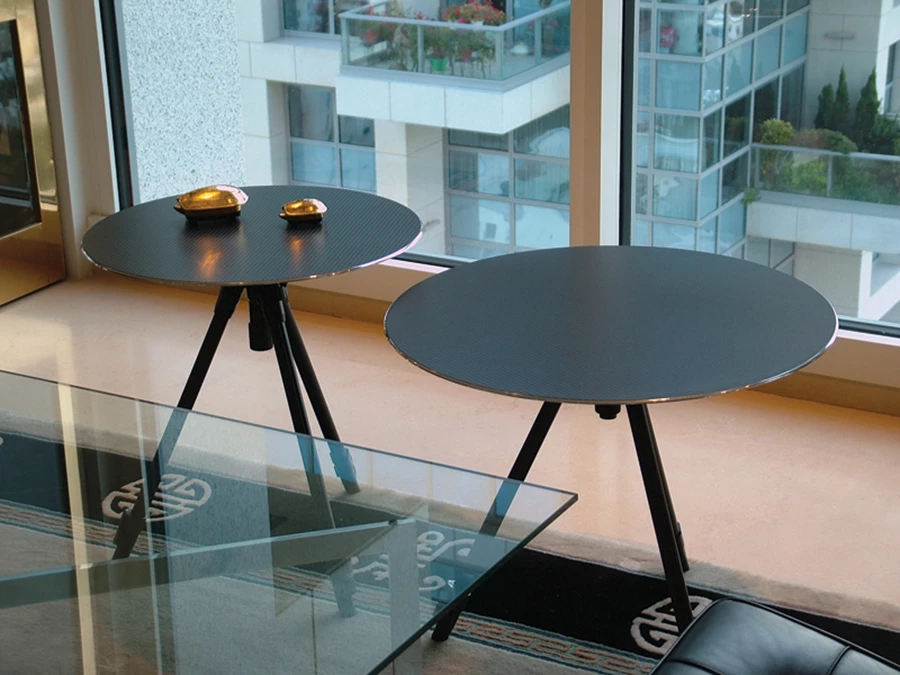 שולחן ספוטניק ששבה את עיני המעצב האיטלקי: משטח מדוקק שנובע מחוזקו של הקרבון. צילום: ג׳ואי כהן.